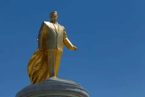Statue dorée de Niazov, le Turkmenbachi, Achgabat, Turkménistan — Nicolas Marincic