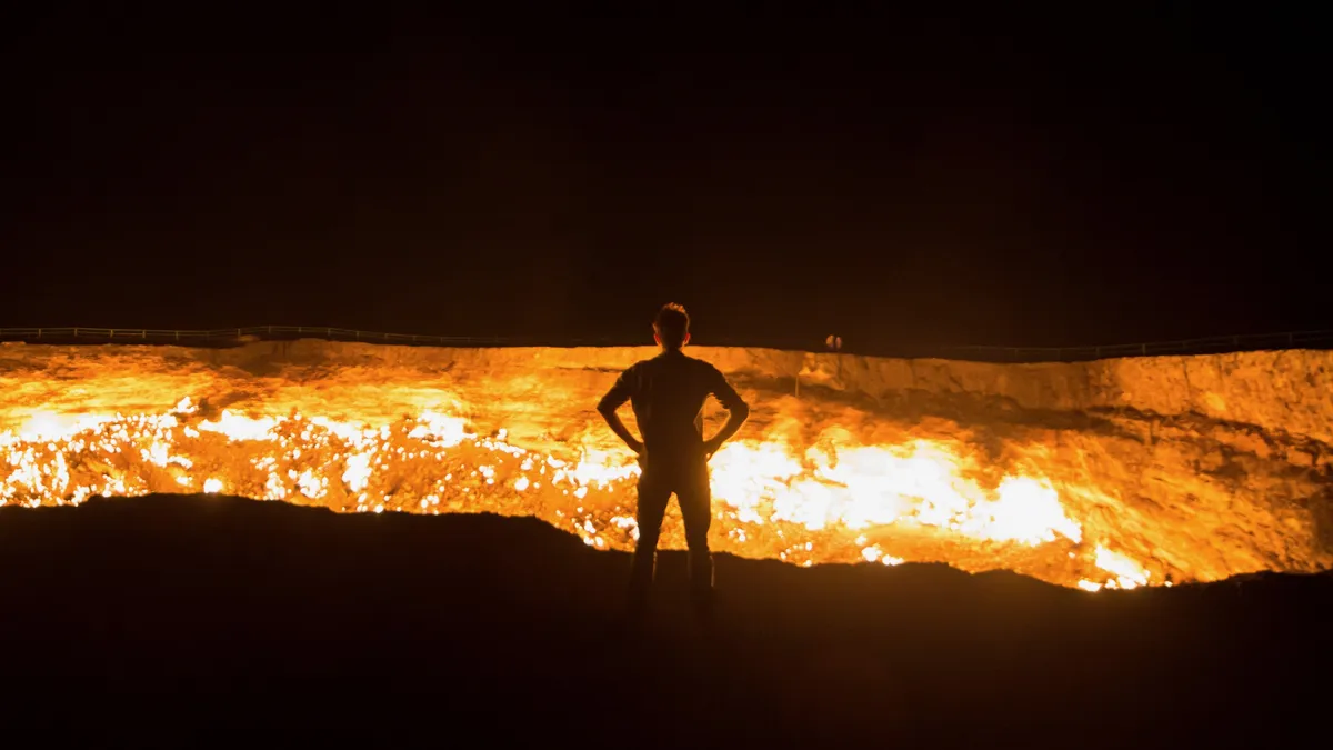 Silhouette devant le cratère en feu de Darvaza, Turkménistan — Nicolas Marincic
