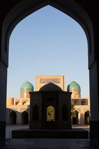 Médersa du Po-i-Kalyan sous une arche à l’heure dorée, Boukhara, Ouzbékistan — Nicolas Marincic
