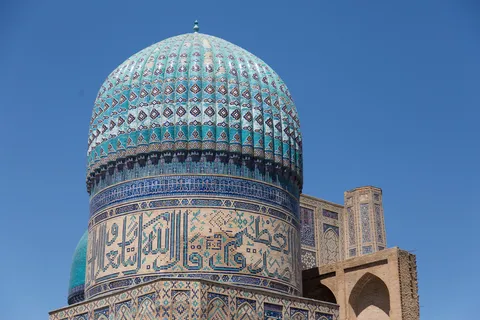 Coupole côtelée de Bibi-Khanym et frise coufique, Samarcande, Ouzbékistan — Nicolas Marincic