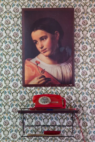 Portrait peint au-dessus d’un téléphone rouge, Khodjent, Tadjikistan — Nicolas Marincic