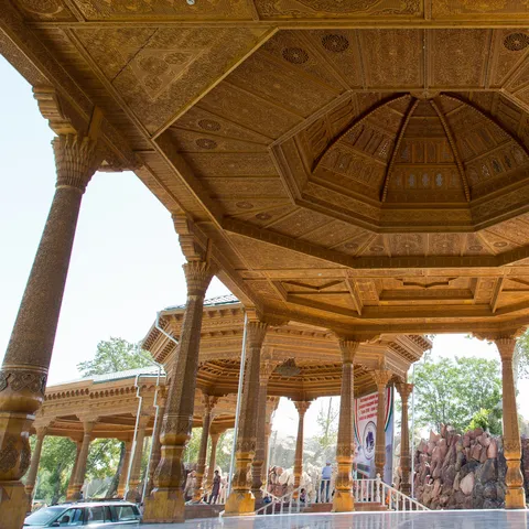 Pavillon de bois sculpté, Khodjent, Tadjikistan — Nicolas Marincic