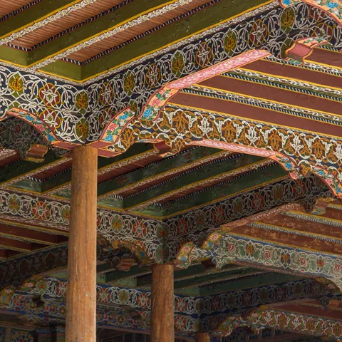 Plafond peint et colonnes de la mosquée Djouma, Kokand, Ouzbékistan — Nicolas Marincic