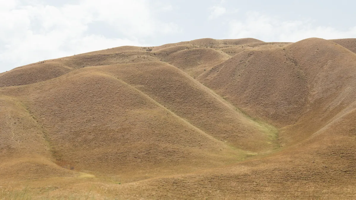 Collines dorées de la steppe, Kirghizistan — Nicolas Marincic