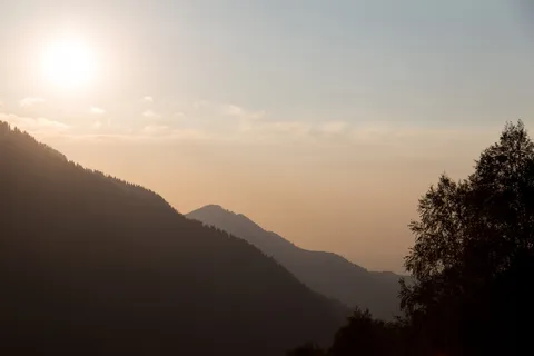 Coucher de soleil brumeux sur les vallées boisées d’Almaty, Kazakhstan — Nicolas Marincic