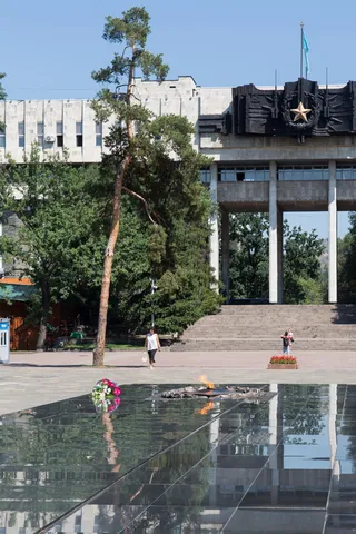 Flamme éternelle du parc Panfilov, Almaty, Kazakhstan — Nicolas Marincic