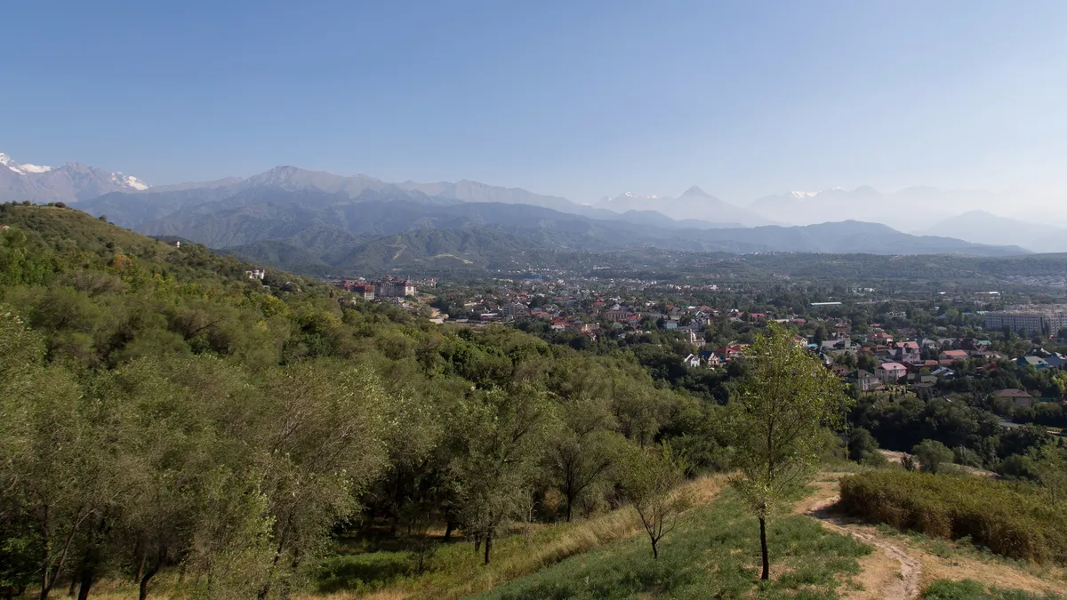 Almaty et les montagnes depuis la colline de Kok-Tobe, Kazakhstan — Nicolas Marincic