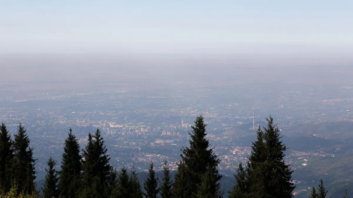Almaty dans la brume vue des montagnes, Kazakhstan — Nicolas Marincic