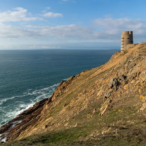 Tour de guet sur une falaise côtière, Royaume-Uni — Nicolas Marincic