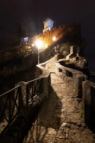 Rampart walk to the Guaita Tower at night, San Marino — Nicolas Marincic
