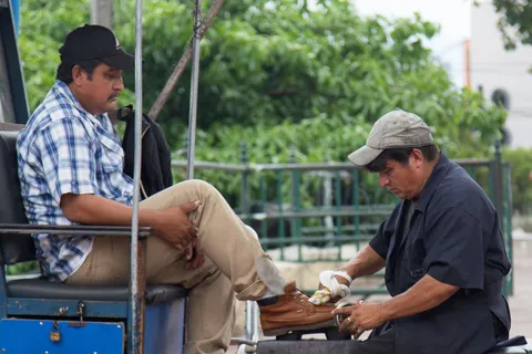 Shoeshiner at work, El Salvador — Nicolas Marincic
