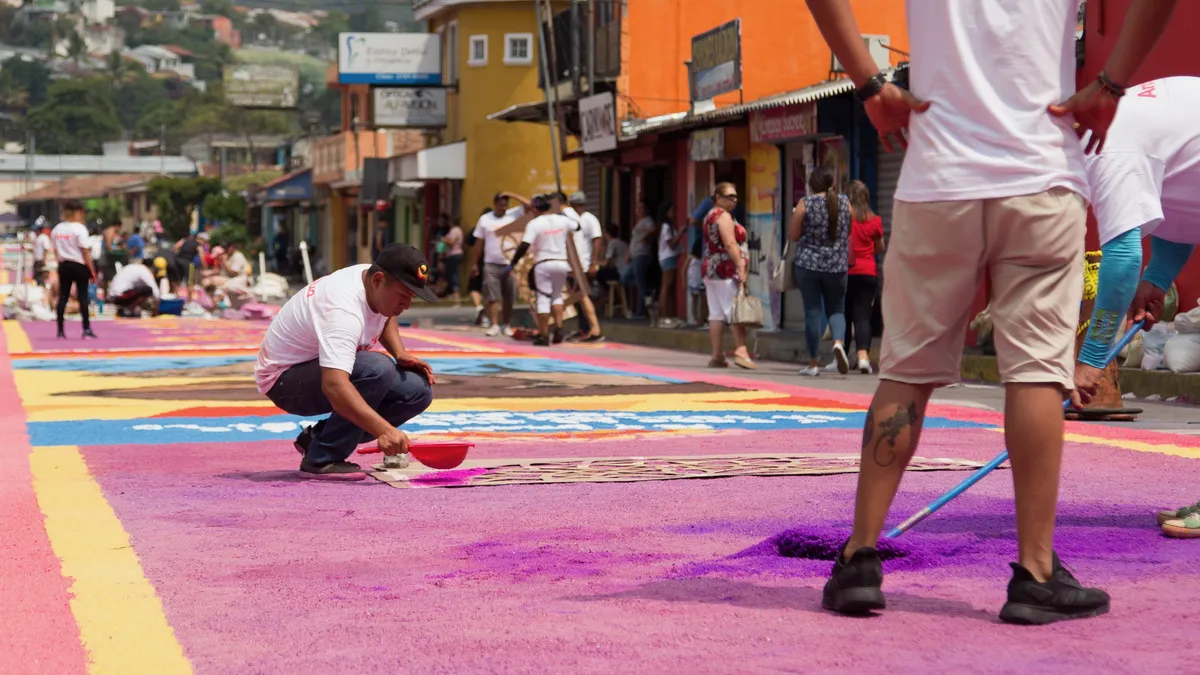 Tapis de sciure colorée pour la Semaine sainte, Salvador — Nicolas Marincic