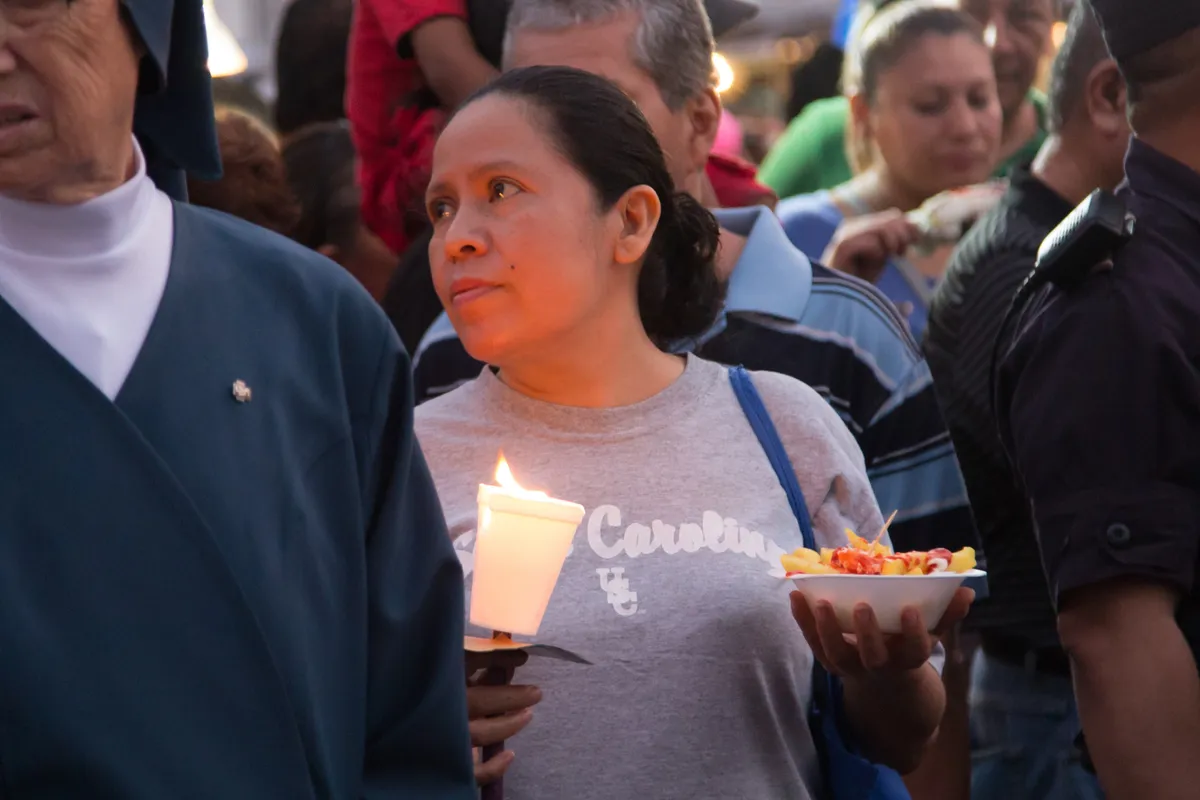 Worshipper carrying a candle in procession, El Salvador — Nicolas Marincic