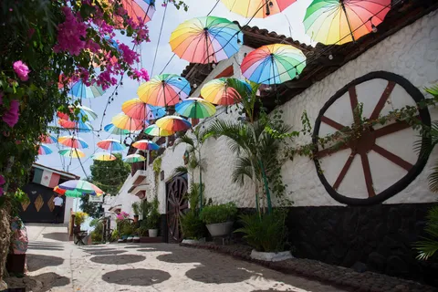 Rue décorée de parapluies colorés, Salvador — Nicolas Marincic
