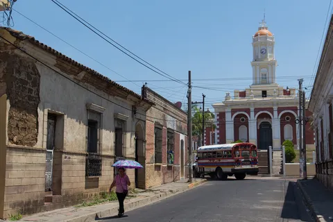 Rue coloniale et autobus coloré, Salvador — Nicolas Marincic
