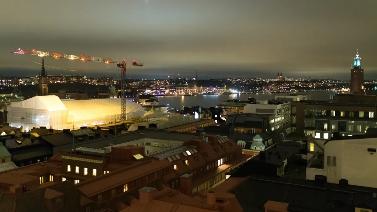 Toits de Stockholm la nuit et hôtel de ville, Suède — Nicolas Marincic