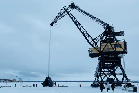 Grue portuaire sur la baie gelée, Suède — Nicolas Marincic