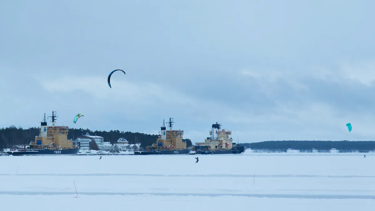 Brise-glaces pris dans la mer gelée, Suède — Nicolas Marincic