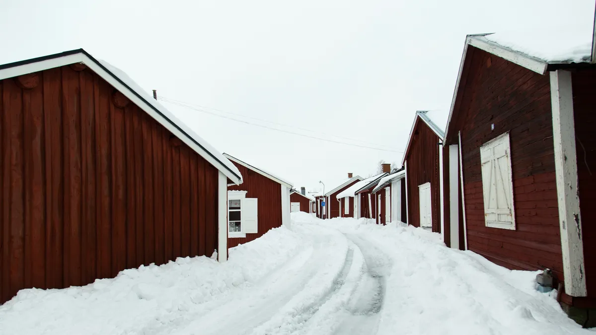 Maisons de bois rouges sous la neige, Gammelstad, Suède — Nicolas Marincic