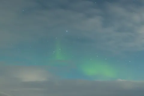 Aurore boréale entre les nuages, Suède — Nicolas Marincic