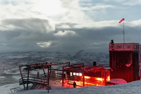 Gare de télésiège éclairée de rouge en montagne, Suède — Nicolas Marincic