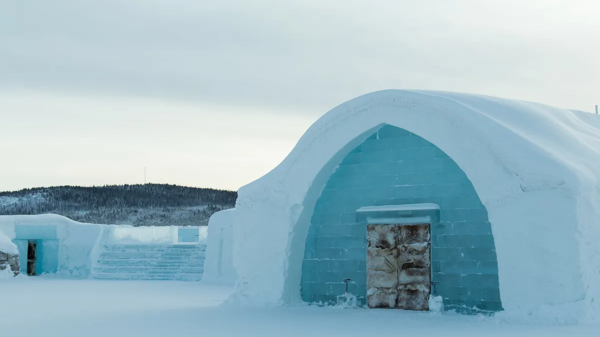 Entrée de l’Icehotel de Jukkasjärvi, Suède — Nicolas Marincic