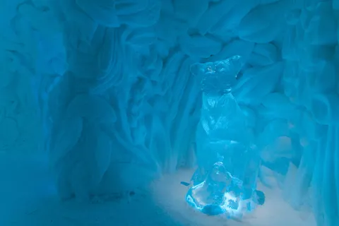 Sculpture de glace éclairée de bleu à l’Icehotel, Suède — Nicolas Marincic