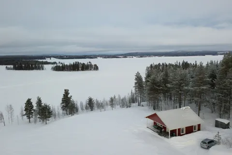 Chalet rouge au bord d’un lac gelé, Suède — Nicolas Marincic
