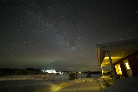 Voie lactée et aurore au-dessus d’un chalet, Suède — Nicolas Marincic