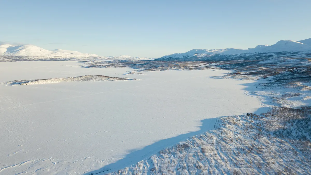 Lac gelé et montagnes enneigées, Suède — Nicolas Marincic