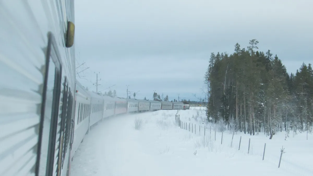 Train traversant un paysage enneigé, Suède — Nicolas Marincic