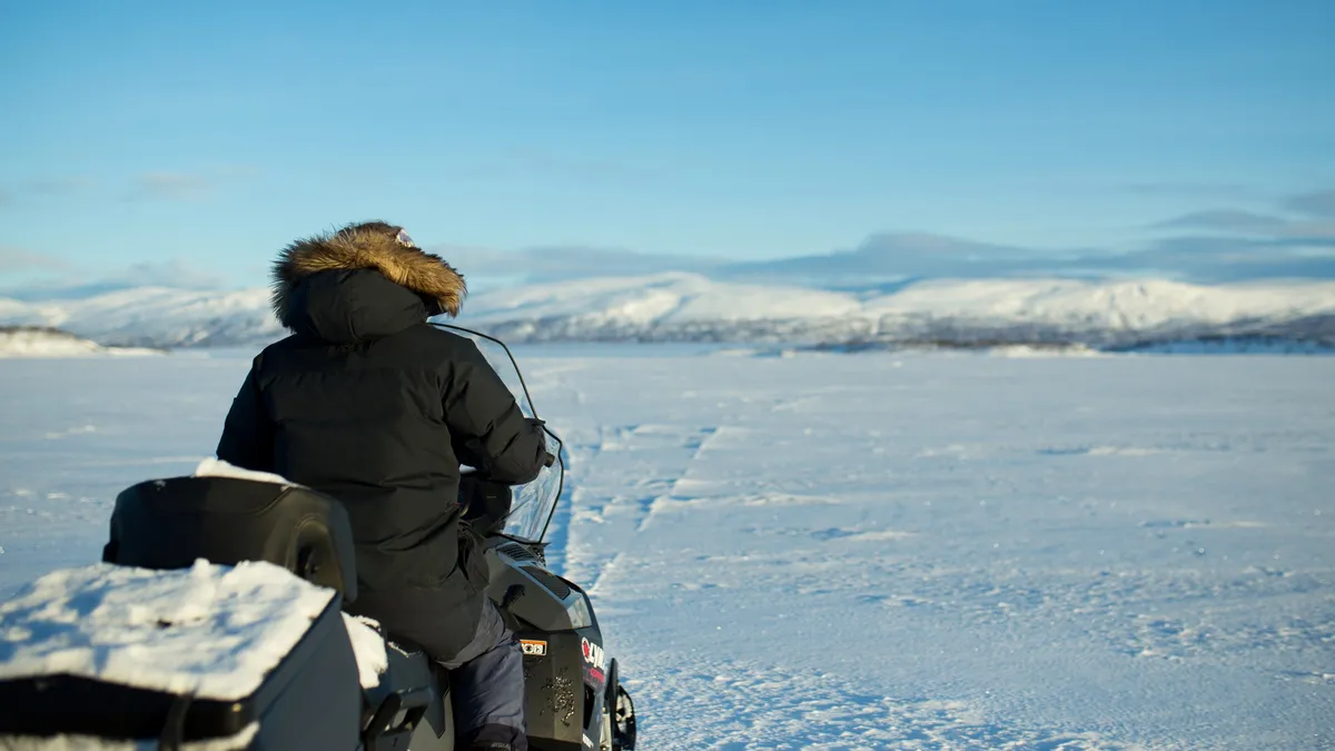 Motoneige sur un lac gelé, Suède — Nicolas Marincic