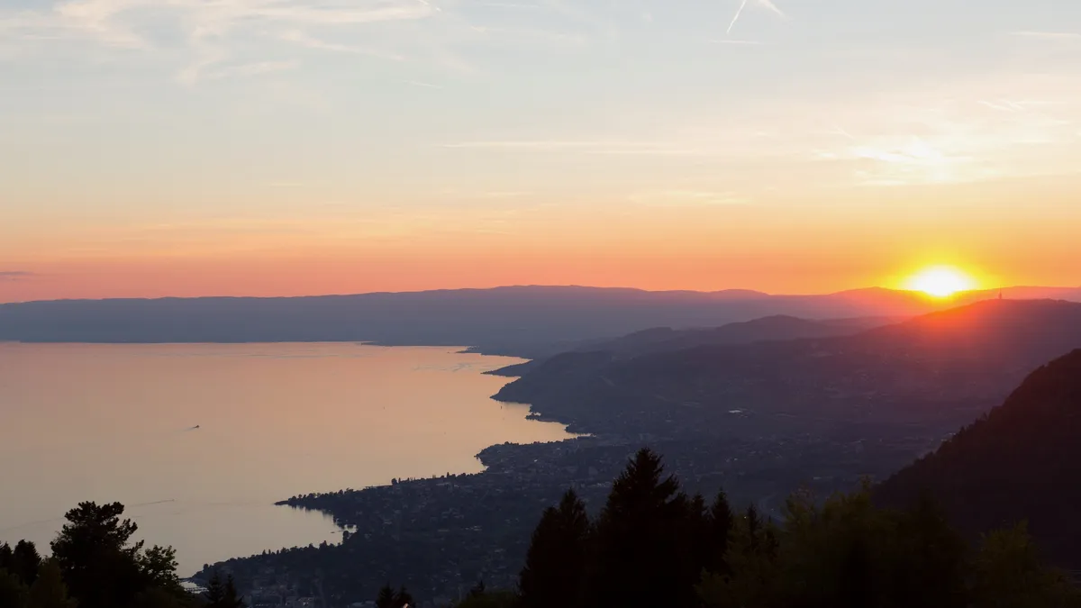 Coucher de soleil sur le Léman depuis les hauts de Montreux, Suisse — Nicolas Marincic