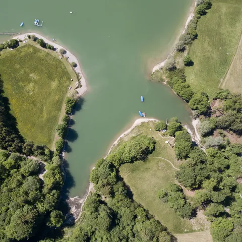 Anse d’un lac vue à la verticale, Gruyère, Suisse — Nicolas Marincic