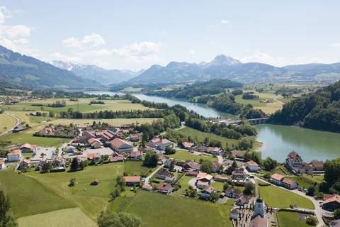 Village, lac et montagnes de Gruyère, vue aérienne, Suisse — Nicolas Marincic