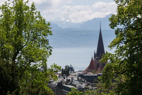 Flèche de la cathédrale de Lausanne entre les arbres, Suisse — Nicolas Marincic