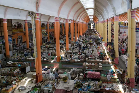 Halle du bazar Panchanbe à Khodjent, Tadjikistan — Nicolas Marincic