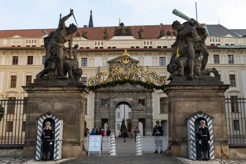 Castle gate with the Battling Giants and guards, Prague, Czechia — Nicolas Marincic