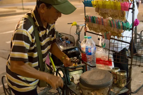 Street vendor at his cart, Thailand — Nicolas Marincic