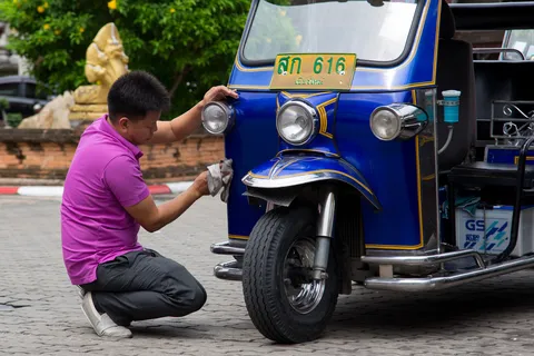 Driver polishing his tuk-tuk, Thailand — Nicolas Marincic