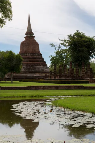 Sukhothai chedi beside a pond, Thailand — Nicolas Marincic