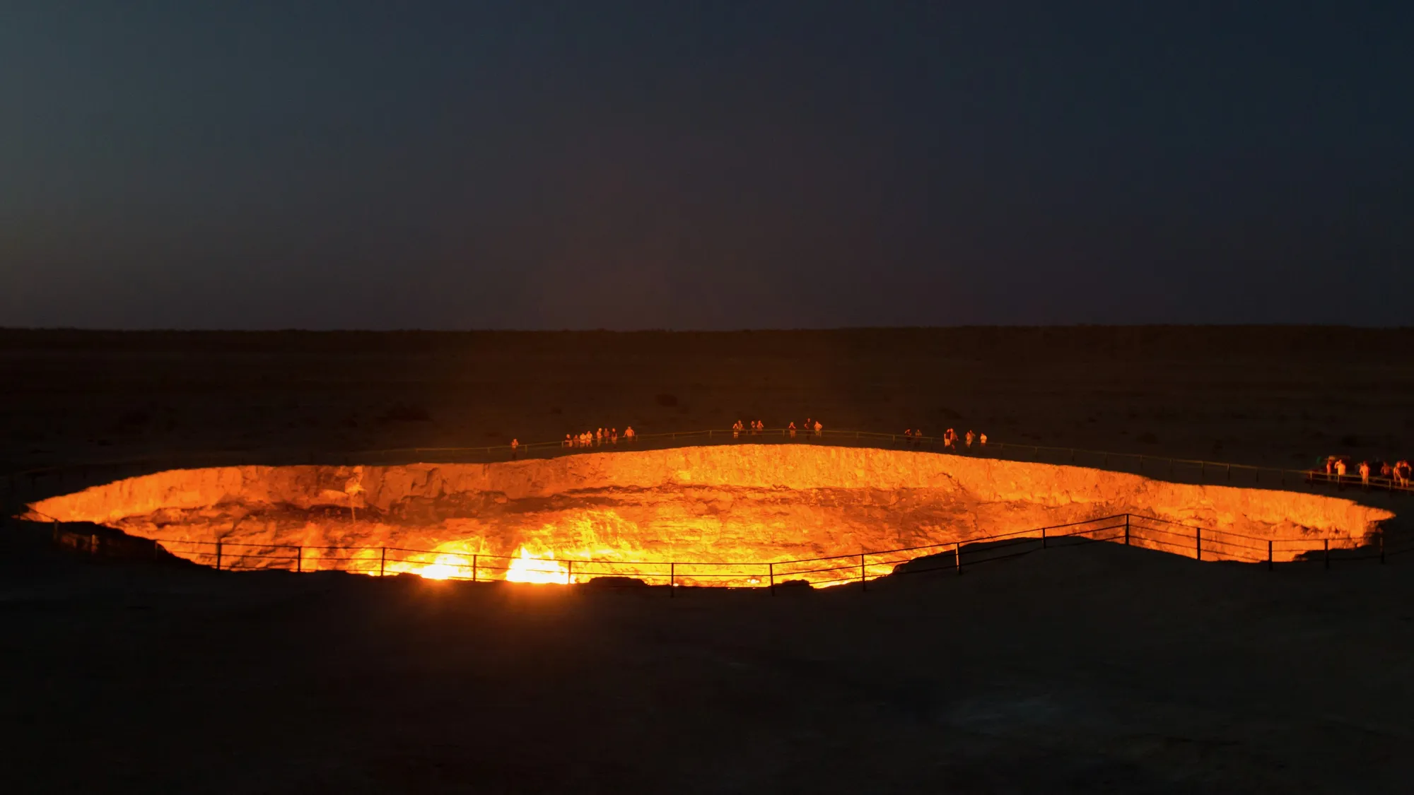 Cratère de Darvaza dans la nuit, Turkménistan — Nicolas Marincic