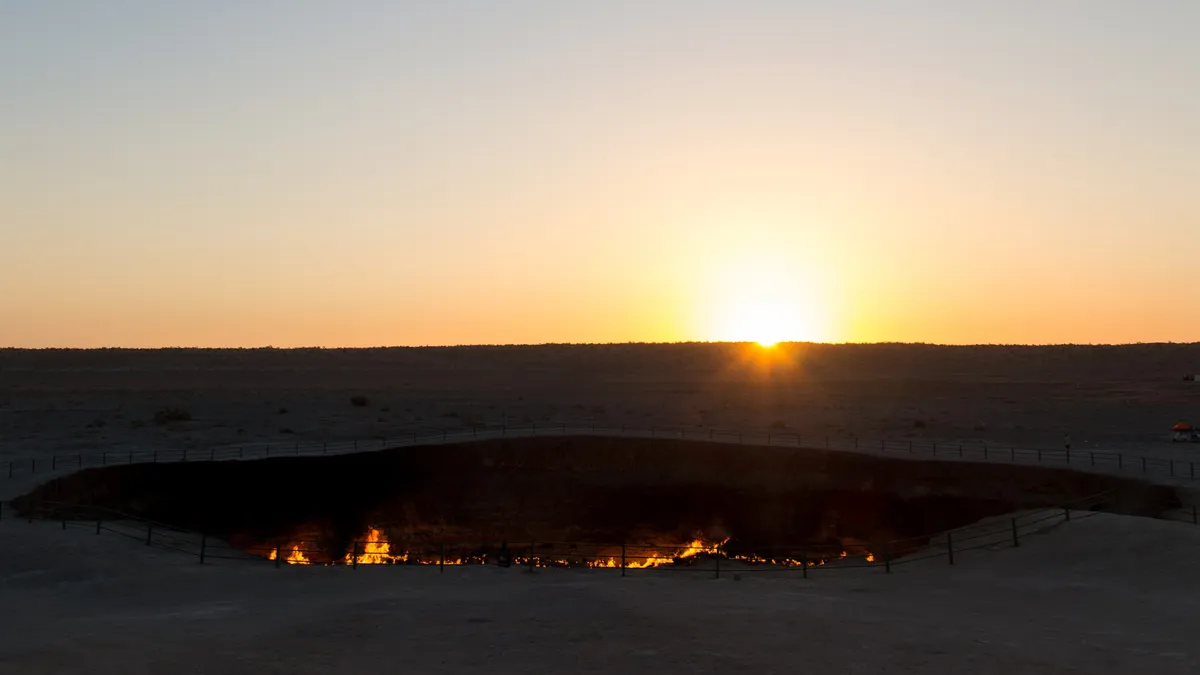 Coucher de soleil sur le cratère de Darvaza, Turkménistan — Nicolas Marincic
