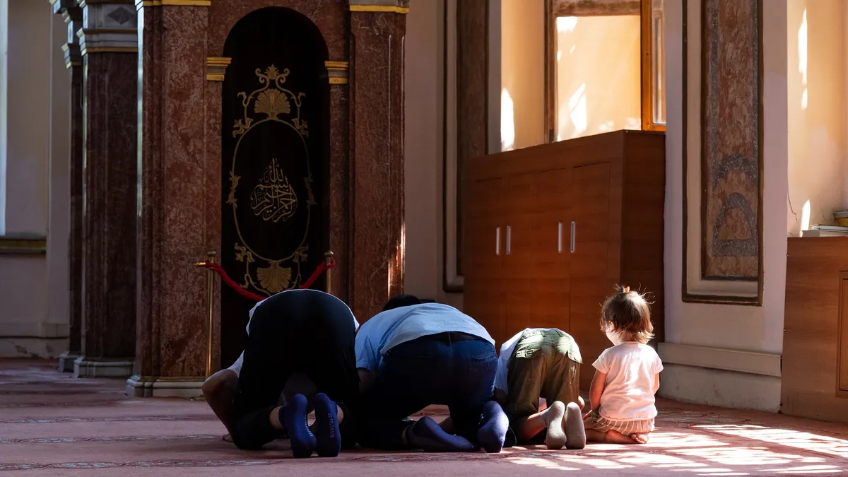 Family at prayer in a mosque, Turkey — Nicolas Marincic