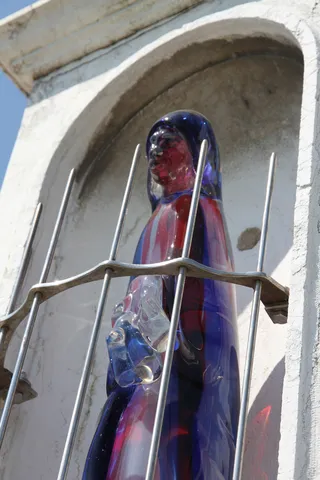 Madone de verre dans un oratoire de rue, Murano, Italie — Nicolas Marincic