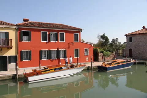 Maison rouge et bateaux reflétés dans le canal, Torcello, Italie — Nicolas Marincic