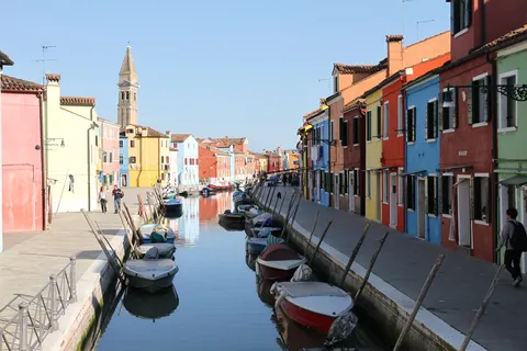 Canal of coloured houses and leaning campanile, Burano, Italy — Nicolas Marincic