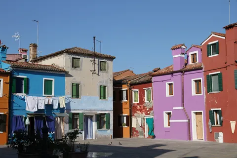 Linge entre des maisons bleues et violettes, Burano, Italie — Nicolas Marincic