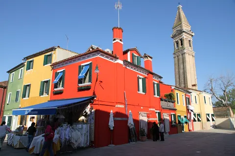 Maison rouge au pied du campanile penché, Burano, Italie — Nicolas Marincic