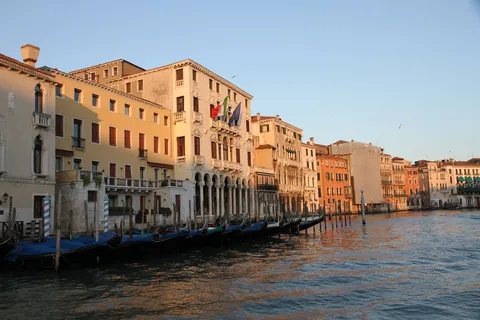 Palais et gondoles du Grand Canal à l’heure dorée, Italie — Nicolas Marincic